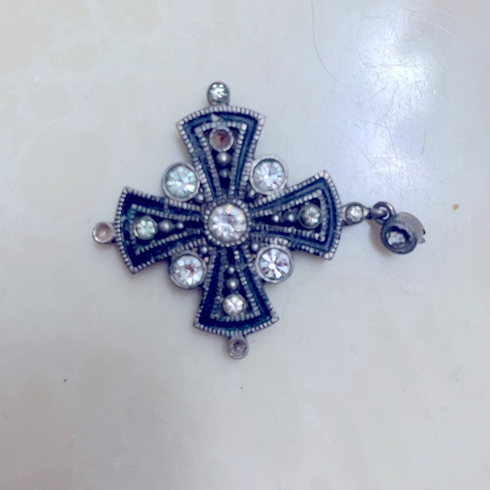 ISO! Looking for this pendant or something very similar to it.